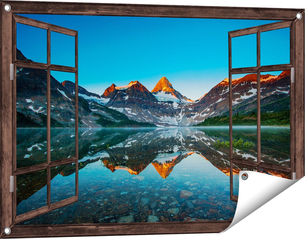Gards Tuinposter Doorkijk Berg Assiniboine bij het Meer in Canada - 90x60 cm - Tuindoek - Tuindecoratie - Wanddecoratie buiten - Tuinschilderij Donker bruin