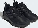 Zwarte lage wandelschoenen met veters, donkergrijze accenten en het Adidas Terrex-logo.
