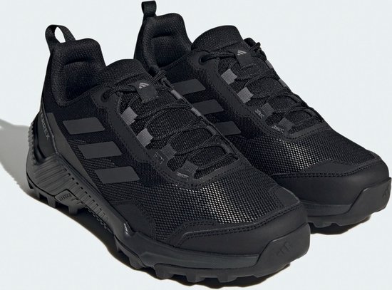 Zwarte lage wandelschoenen met veters, donkergrijze accenten en het Adidas Terrex-logo.