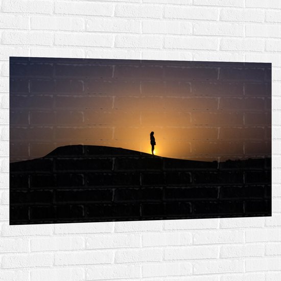 WallClassics - Muursticker - Silhouet Persoon op een Berg - 120x80 cm Foto op Muursticker