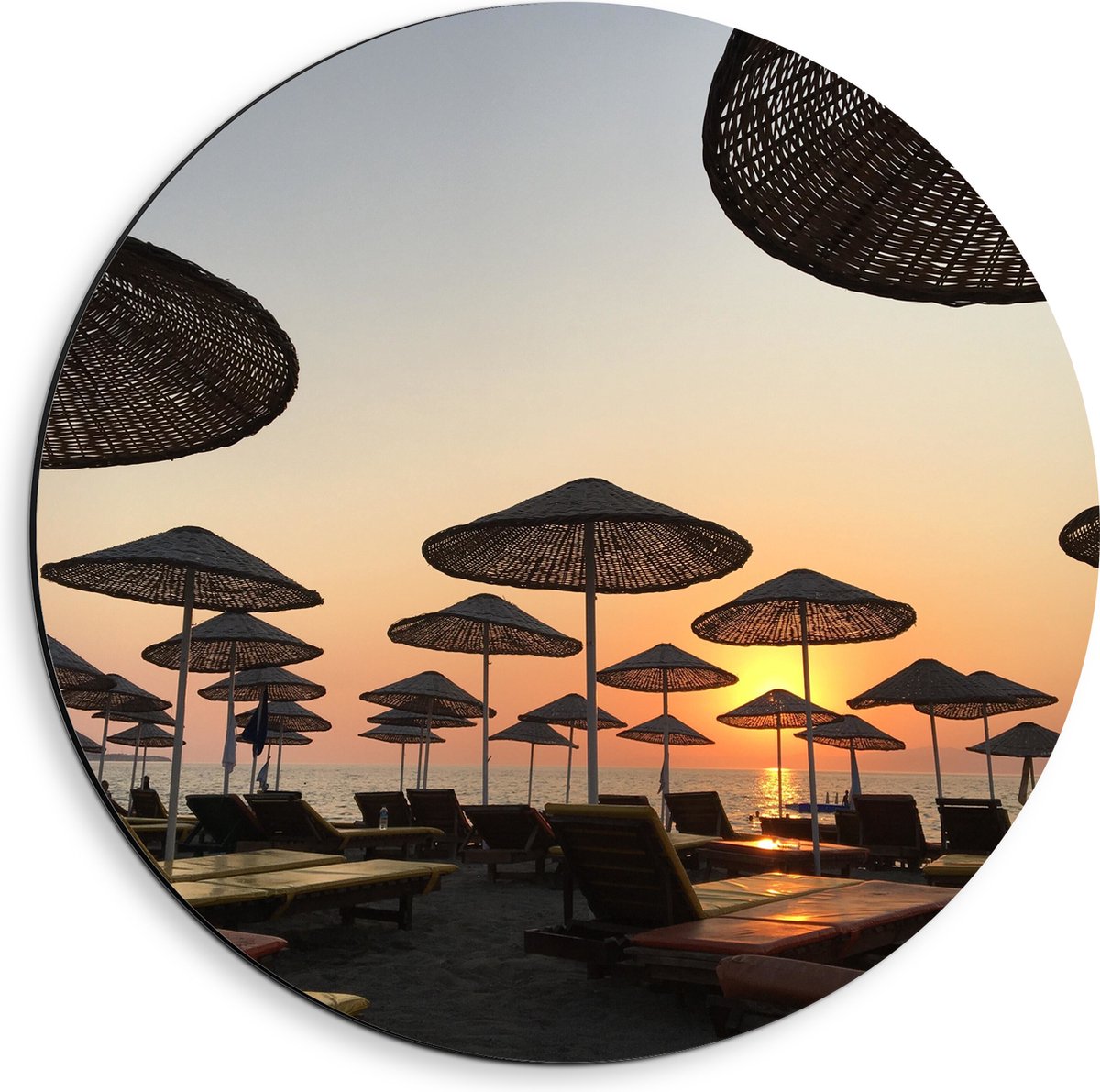 Dibond Muurcirkel - Strand met Ligbedden en Rieten Parasols - 40x40 cm Foto op Aluminium Muurcirkel (met ophangsysteem)