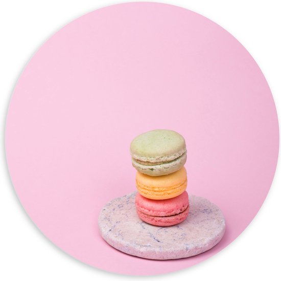 PVC Schuimplaat Muurcirkel - Drie Opgestapelde Macarons in Verschillende Kleuren tegen Roze Achtergrond - 100x100 cm Foto op Muurcirkel (met ophangsysteem)
