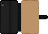 Bookcase Geschikt voor iPhone XR telefoonhoesje - Bruin - Effen print - Met vakjes - Wallet case met magneetsluiting
