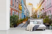 Behang - Fotobehang Een veelkleurige straat tijdens zonsopgang - Breedte 360 cm x hoogte 240 cm
