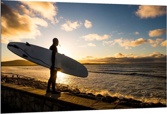 Dibond - Surfer op het Strand in de Avond - 150x100cm Foto op Aluminium (Met Ophangsysteem)