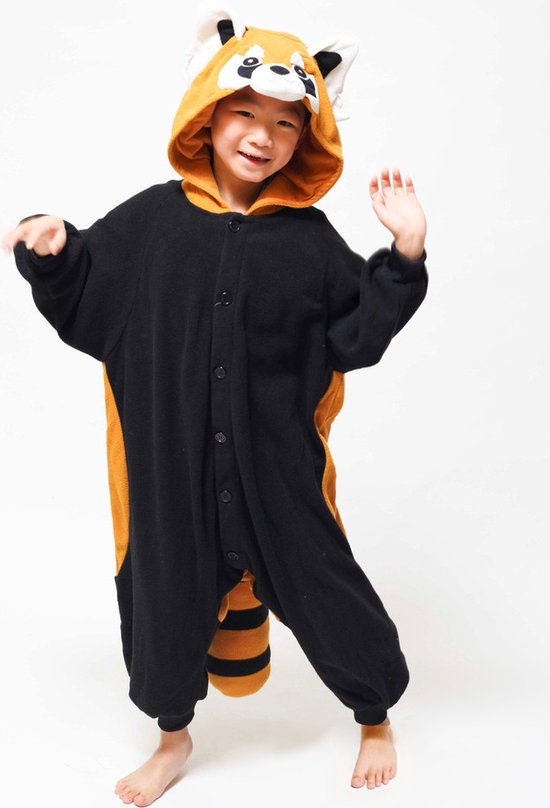Garçon portant un costume noir avec une capuche ornée d'un visage de panda roux et une queue rayée, bras levés.
