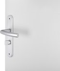 Aluminium Impresso Burton deurkruk op een wit deurpaneel met toiletsluiting.