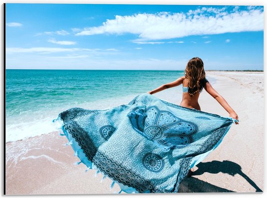 Dibond - Vrouw met Handdoek aan Blauwe Oceaan - 40x30cm Foto op Aluminium (Wanddecoratie van metaal)
