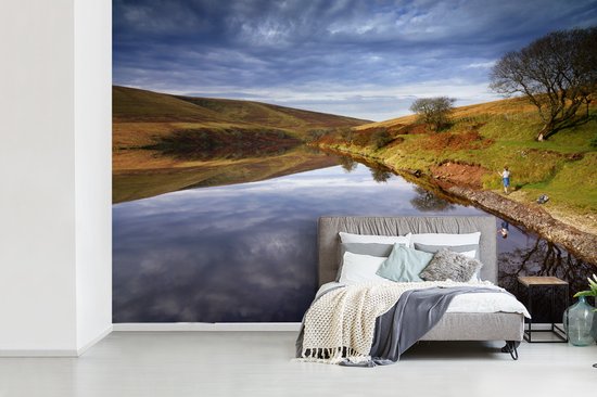 Behang - Fotobehang De Black Mountains in het Nationaal park Brecon Beacons met een donkere hemel - Breedte 600 cm x hoogte 400 cm