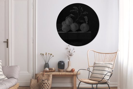 Nature morte aux cinq abricots - peinture d'Adriaen Coorte en noir et blanc. Cercle mural en aluminium