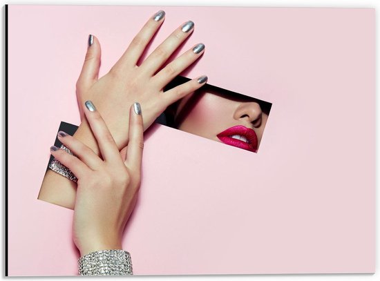 Dibond - Vrouwelijke Lippen en Handen door Roze Doek - 40x30cm Foto op Aluminium (Met Ophangsysteem)