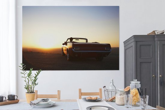 Tableau sur toile Homme dans une décapotable regardant un coucher de soleil - 180x120 cm - Décoration murale XXL
