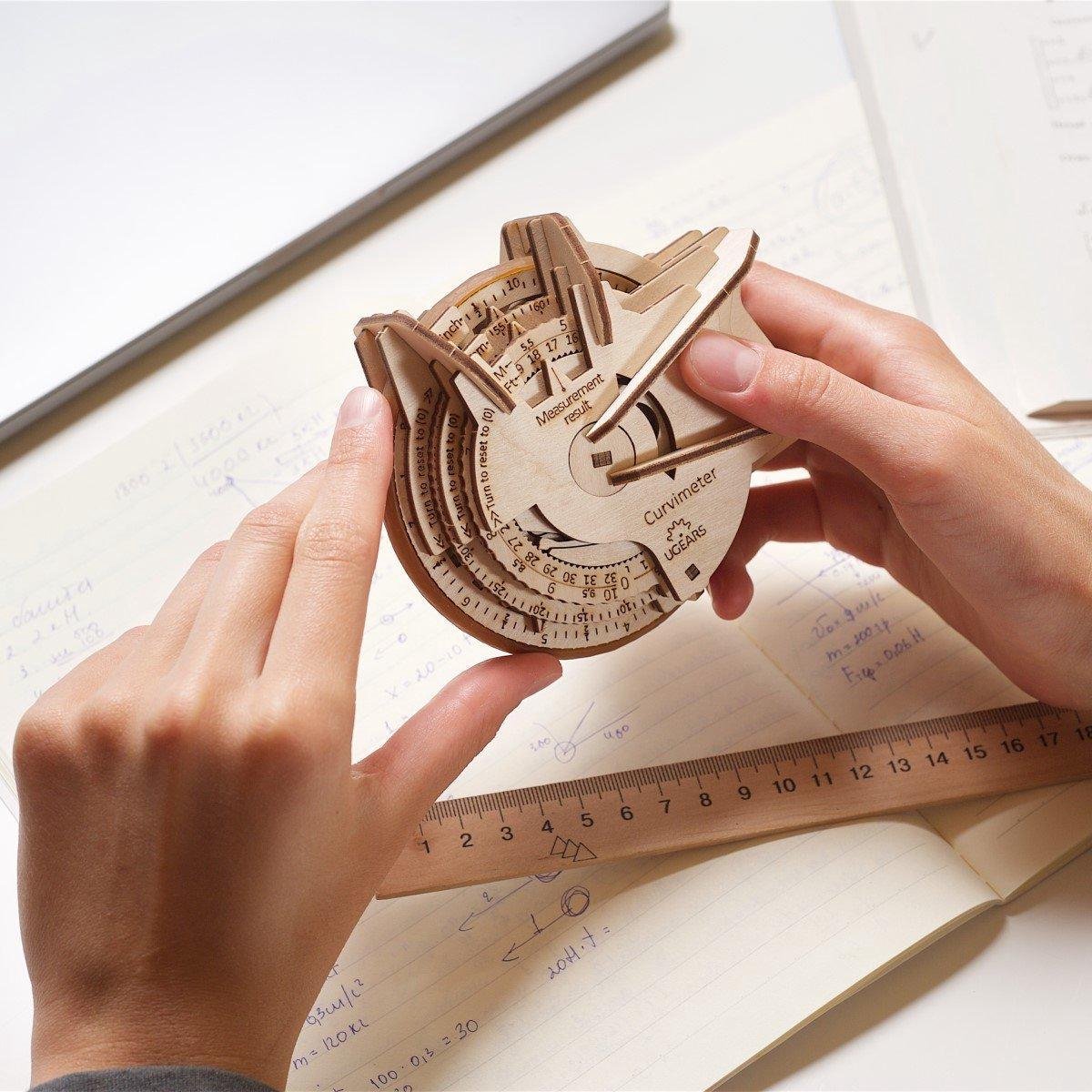 UGEARS Houten 3D Model - Stem Lab - Krommingsmeter — afbeelding 4