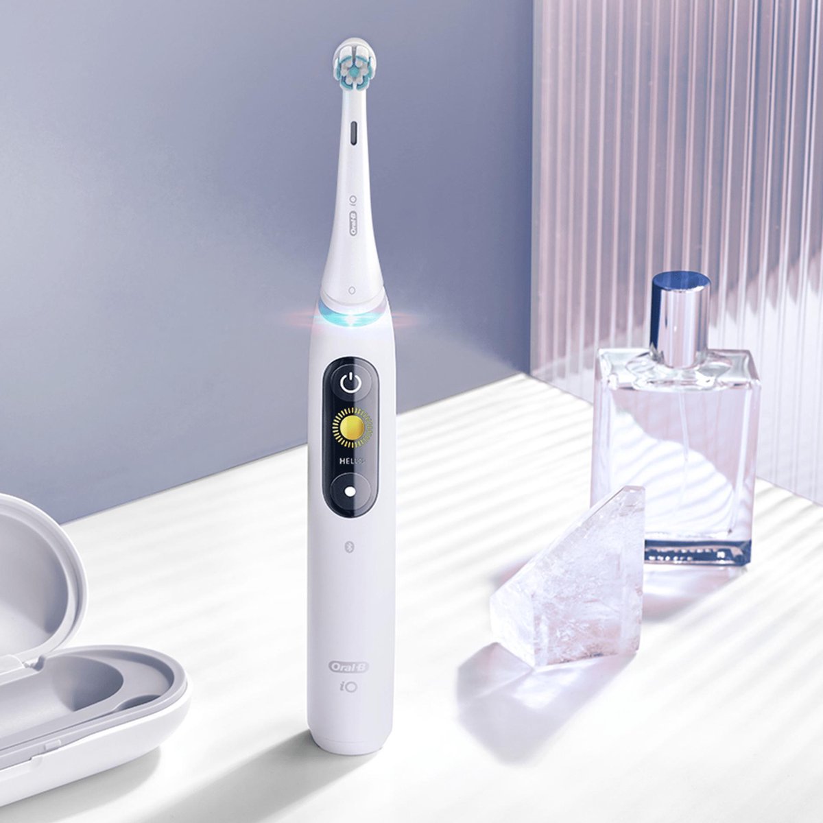 Verpakking met 4 Oral-B iO Gentle Care opzetborstels, wit met blauwe en witte borstelharen.