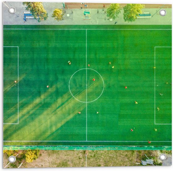 Tuinposter – Bovenaanzicht van Voetbalveld met Spelers - 50x50cm Foto op Tuinposter  (wanddecoratie voor buiten en binnen)