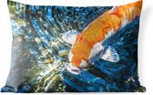 Buitenkussens - Tuin - Een koi karper die naar het wateroppervlak komt - 60x40 cm