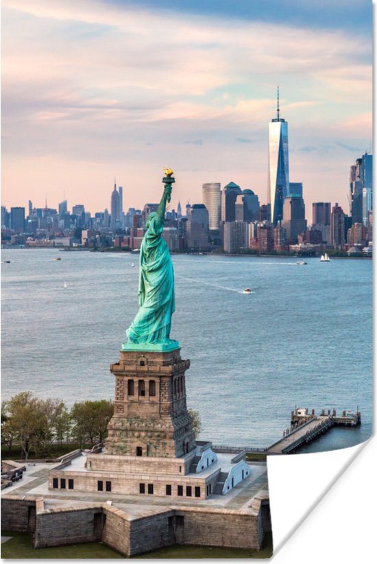 Poster Vrijheidsbeeld met de skyline van New York - 60x90 cm