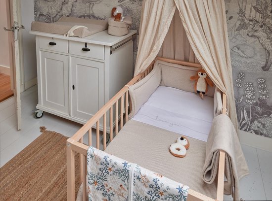 Babykamer met ledikant, commode en speelgoed. Ledikant met 'love you' laken en vosjes.