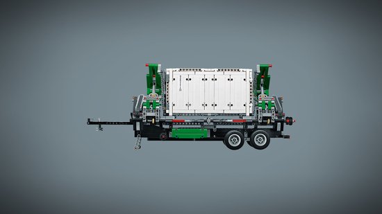 Zijaanzicht van de LEGO Technic aanhanger met container, op een effen grijze achtergrond.