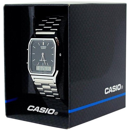 Montre argentée avec bracelet métallique, cadran noir, heure analogique et numérique, dans une boîte noire Casio.