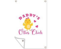 Tuinposter 60x90 cm - Tuindecoratie Pasen - Quotes - Daddy's other chick - Kuiken - Hartjes - Poster voor in de tuin - Buiten decoratie - Schutting tuinschilderij - Tuindoek muurdecoratie - Wanddecoratie balkondoek