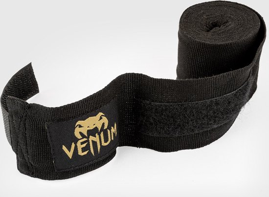 Uitgerolde zwarte Venum handwrap met gouden logo en klittenbandsluiting.