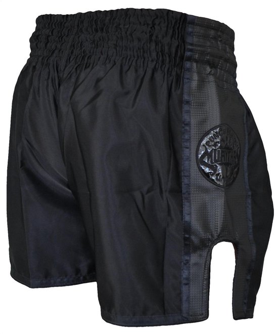 Zwarte Muay Thai short met elastische tailleband, cirkelvormig logo op de zijkant en hoge split.