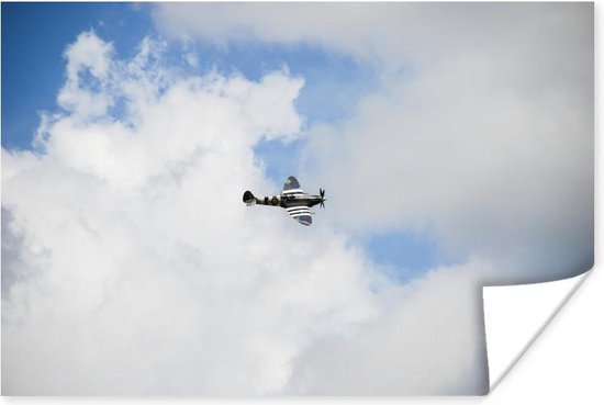 Poster Spitfire avec un ciel nuageux 120x80 cm - Tirage photo sur Poster (décoration murale salon / chambre)