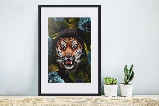 Tigre avec une capuche entre les fleurs 40x60 cm