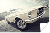 Poster Een witte Ford Mustang op een parkeerplaats - 30x20 cm