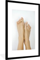 Fotolijst incl. Poster - De blote voeten van een vrouw - 80x120 cm - Posterlijst