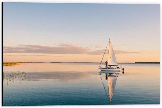 Dibond - Zeilbootje op het Water - 60x40cm Foto op Aluminium (Wanddecoratie van metaal)