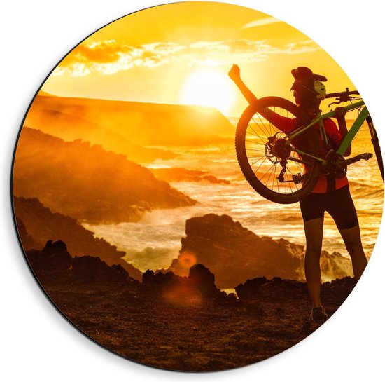 Dibond Wandcirkel - Trotse Mountainbiker op Berg - 40x40cm Foto op Aluminium Wandcirkel (met ophangsysteem)