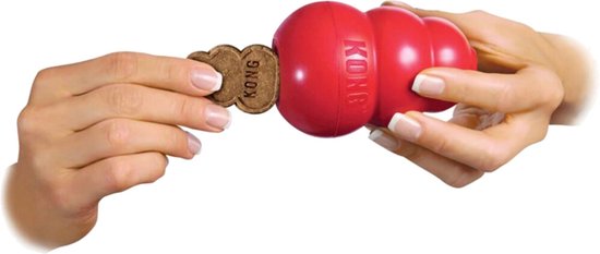 Handen vullen een rood Kong speeltje met een Kong Snacks koekje.