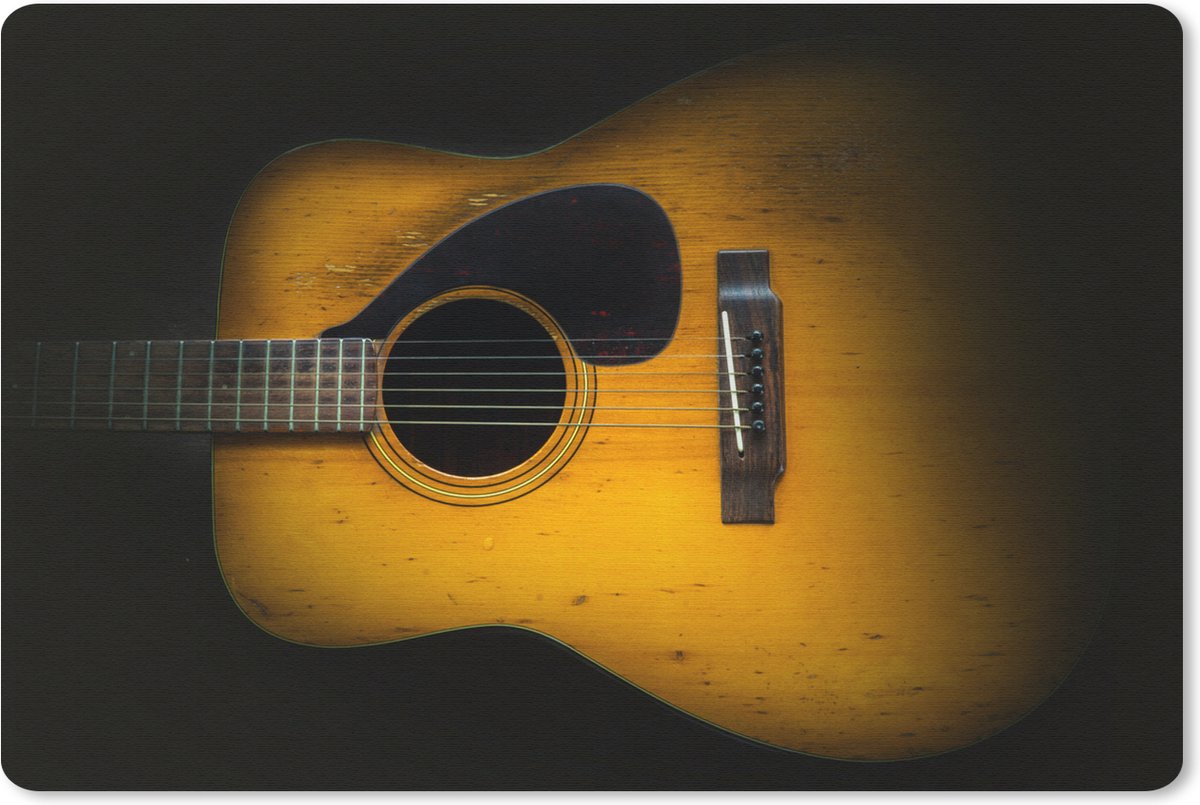 Muismat Akoestische gitaar - Oude akoestische gitaar op een donkere achtergrond muismat rubber - 27x18 cm - Muismat met foto