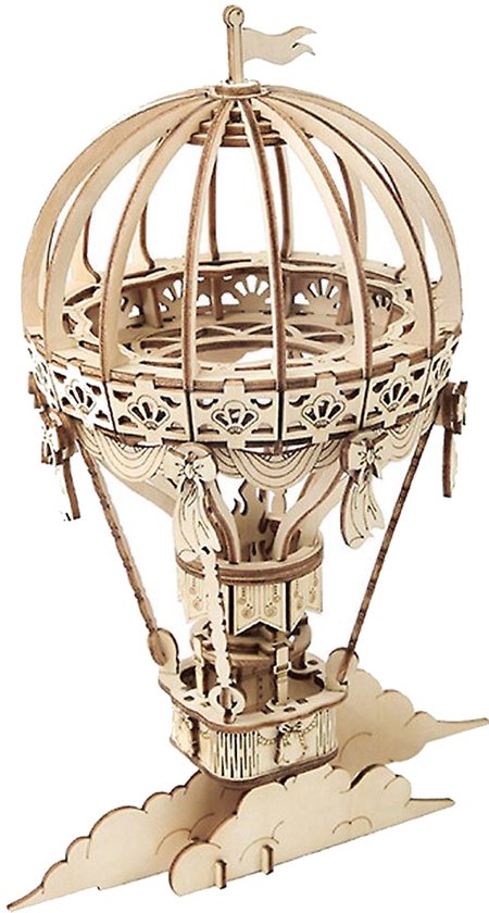 Houten model van een heteluchtballon met mandje, zwevend op houten wolken, met een vlaggetje aan de top.