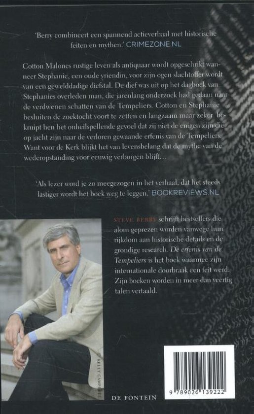 Man in beige blazer en blauw overhemd zittend, met tekst over het boek "De erfenis van de Tempeliers" door Steve Berry.