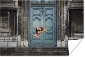 Dansende ballerina voor een deur poster papier 180x120 cm - Foto print op Poster (wanddecoratie woonkamer / slaapkamer) XXL / Groot formaat!