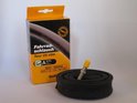 Een opgerolde zwarte Continental Tour 28 slim fietsband met een 40 mm auto ventiel naast de oranje doos.