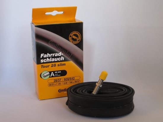 Een opgerolde zwarte Continental Tour 28 slim fietsband met een 40 mm auto ventiel naast de oranje doos.