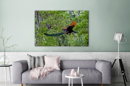Paon coloré vole à travers les bois Toile 180x120 cm - Tirage photo sur toile (Décoration murale salon / chambre) XXL / Groot format!