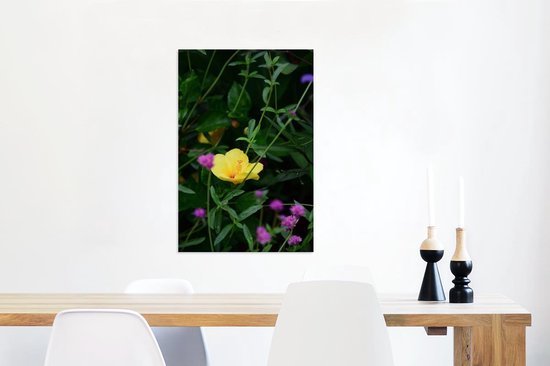 Canvas Schilderij Teunis bloem tussen de groene planten - 40x60 cm - Wanddecoratie