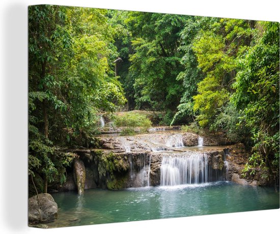 Canvas Schilderij Groene bomen langs de rivier boven een waterval in het Nationaal park Erawan - 60x40 cm - Wanddecoratie