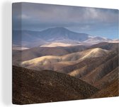 Un paysage de montagne stérile sous un ciel sombre sur toile Fuerteventura 80x60 cm - Tirage photo sur toile (Décoration murale salon / chambre)