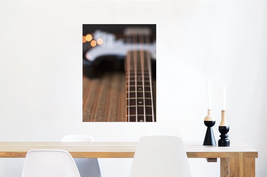 Une guitare basse gît sur le sol Poster 60x80 cm - Tirage photo sur Poster (décoration murale salon / chambre)