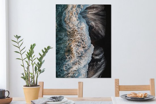 Photo aérienne d'une plage de sable noir avec des vagues saisissantes 60x80 cm - Tirage photo sur toile (Décoration murale salon / chambre) / Mer et plage