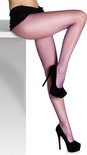 Gevisnet panty in paars, gedragen met zwarte pumps.