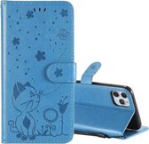 Voor iPhone 11 Pro Max Cat Bee Embossing Pattern Shockproof Horizontale Flip Leather Case met houder & kaartsleuven & portemonnee (blauw)