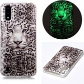 Voor Samsung Galaxy A01 Lichtgevende TPU zachte beschermhoes (Leopard Tiger)