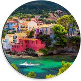 Dibond Wandcirkel - Gekleurde Huisjes aan het Water in Kefalonia, Greece - 30x30cm Foto op Aluminium Wandcirkel (met ophangsysteem)